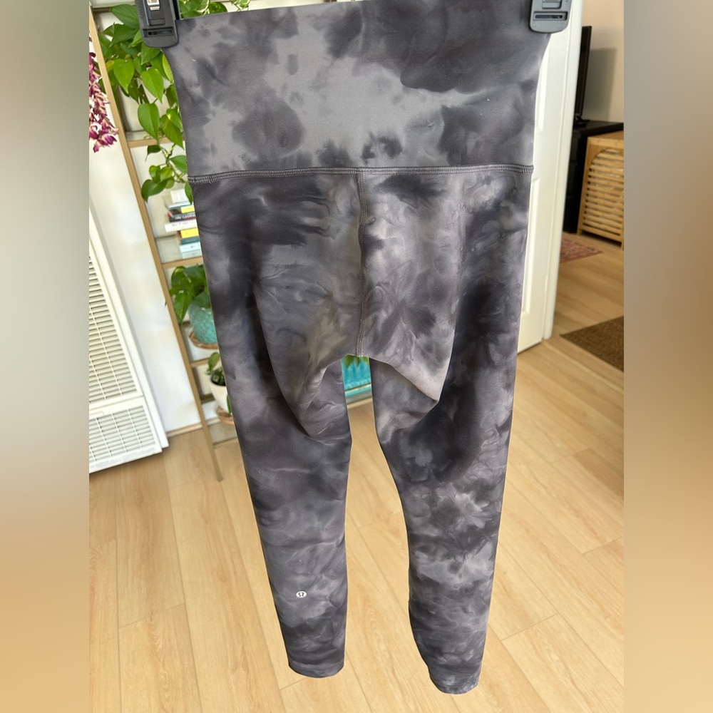 Lululemon Leggings. Size 2. 24” inseam. Excellent Condition. - Picture 2 of 4
